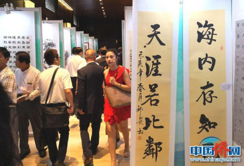 圖為2019第八屆海南文昌南洋文化節(jié)海內(nèi)外書畫交流展現(xiàn)場。尹海明 攝