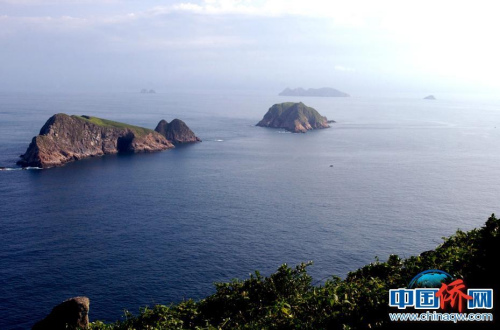 文昌外海的七州列島。天高氣遠之日，立于文昌東部的銅鼓嶺峰頂向東北方向遠眺，隱約可見幾個小島浮在浩瀚的海面上，那就是七洲列島，文昌漁民稱之為“七洲峙”。文昌市委宣傳部供圖
