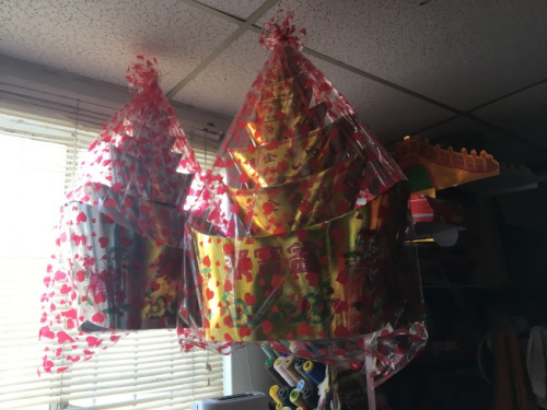 為逝者準備的紙扎金銀聚寶盆也是必備物品。（圖片來源：美國《世界日報》 啟鉻／攝）