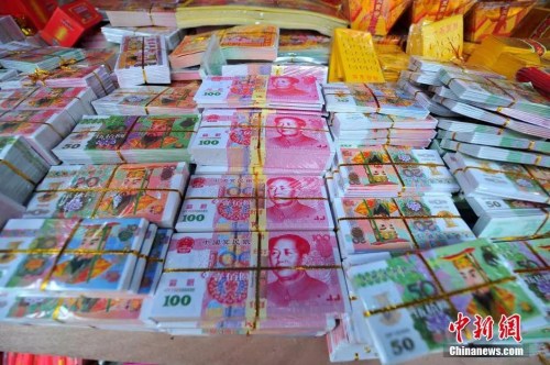 資料圖：祭祀用品市場(chǎng)現(xiàn)許多高仿真十元到百元、百萬(wàn)乃至百億面額的冥幣大鈔票。胡雁 攝