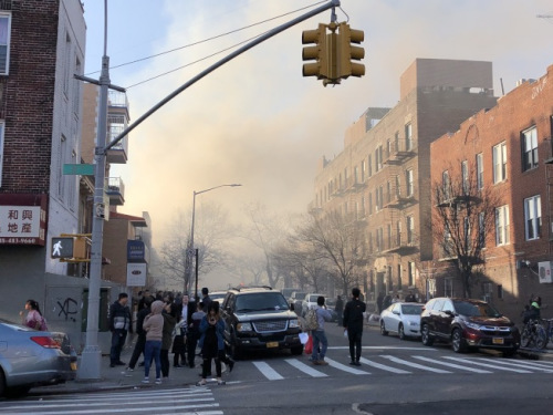 濃煙從火災(zāi)地點蔓延到周邊地區(qū)。(美國《世界日報》/顏潔恩 攝)