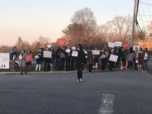 60多位華裔及外族裔民眾6日前往亨廷頓高中反對《摩登蜜莉》演出。(美國《世界日報》/牟蘭 攝)