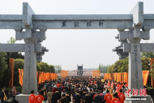 4月7日，農(nóng)歷三月初三，己亥年黃帝故里拜祖大典典禮在鄭州舉行，來自40多個國家和地區(qū)的近萬華人代表出席。王中舉 攝