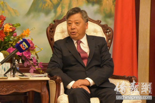 中國駐休斯敦總領(lǐng)館李強民總領(lǐng)事介紹有關(guān)電信詐騙的防范措施，他特別強調(diào)，案發(fā)24小時之內(nèi)還有追回錢款的可能(美國僑報記者陳琳攝)