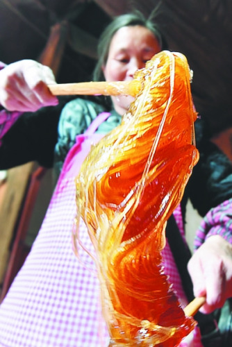 新出鍋的麥芽糖漿呈琥珀色，晶瑩剔透，香氣撲鼻。