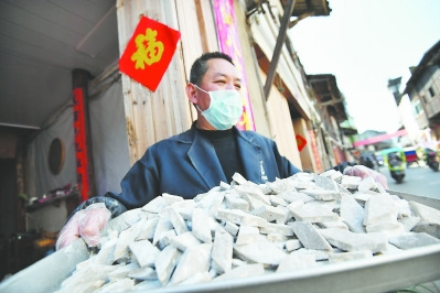 林傳星手工制作的花生餡麥芽糖是當天最好賣的一種。