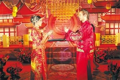 新郎新娘互相敬酒。