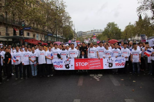 2016年9月4日華僑華人在巴黎共和國廣場舉行游行。(歐洲時報微信公眾號/黃冠杰 攝)