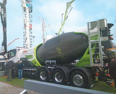 中聯(lián)重科在2019年德國(guó)“寶馬展”上展出的混凝土攪拌車。