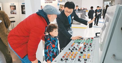 在2019年德國(guó)“寶馬展”中鐵裝備展區(qū)內(nèi)，工作人員利用三維虛擬仿真操作系統(tǒng)向參觀者講解展出的盾構(gòu)機(jī)原理和結(jié)構(gòu)。