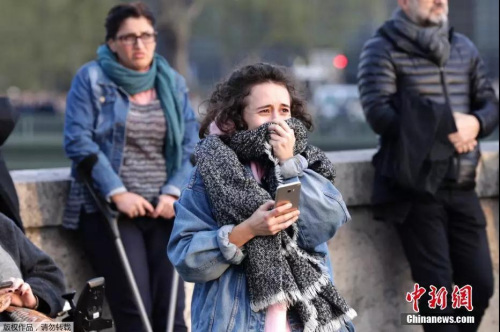 大火發(fā)生后，當(dāng)?shù)孛癖姳绰錅I。圖片來(lái)源：中國(guó)新聞網(wǎng)