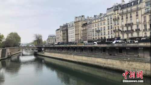 大火之后，圣母院周圍已被封鎖。圖片來(lái)源：中國(guó)新聞網(wǎng)