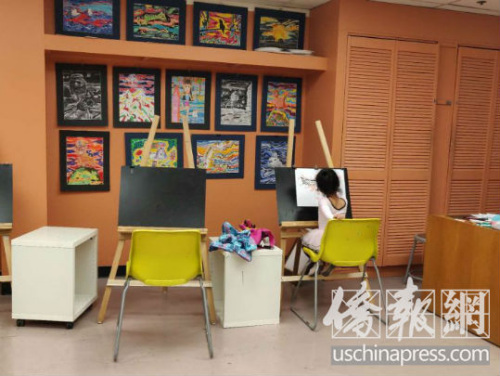 小女孩在中文學(xué)校內(nèi)學(xué)畫(huà)畫(huà)。（美國(guó)《僑報(bào)》/李青蔚 攝)