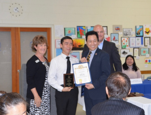 亞凱迪亞市議員戴守真（右一）向優(yōu)秀生譚璟鏵頒發(fā)表?yè)P(yáng)狀。（圖片來(lái)源：美國(guó)《世界日?qǐng)?bào)》丁曙／攝）