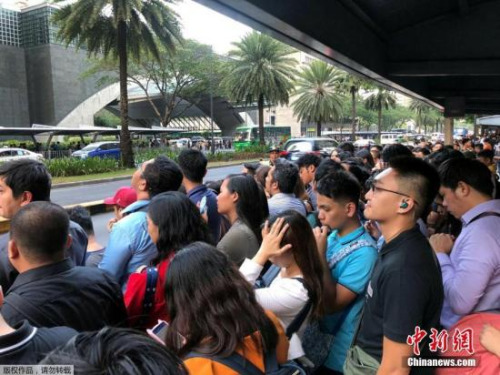 當(dāng)?shù)貢r間4月22日，菲律賓發(fā)生地震，馬卡蒂市民眾紛紛撤出建筑物，走上街頭避難。