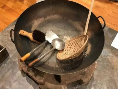 　華工修建鐵路時的炒菜大鍋。(美國《世界日報》/黃惠玲 攝)