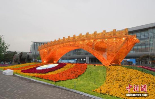 資料圖：4月18日晚，北京奧林匹克公園內(nèi)的“絲路金橋”主題景觀點亮燈光。<a target='_blank' >中新社</a>記者 賈天勇 攝