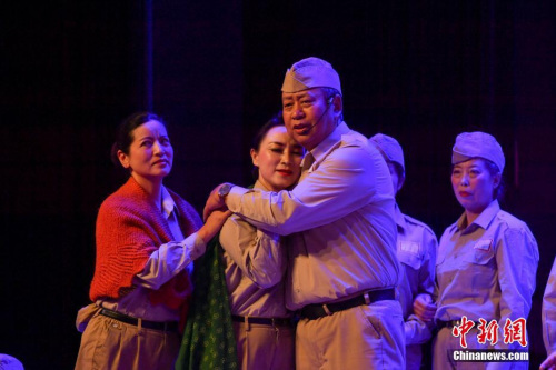 4月23日晚，情景組歌《南僑頌》在昆明上演。部分南僑機(jī)工后人登臺(tái)演繹先輩們回國抗戰(zhàn)的故事，冀以此讓更多人銘記南僑機(jī)工的歷史和精神。今年，是南僑機(jī)工回國抗戰(zhàn)80周年。<a target='_blank' >中新社</a>記者 任東 攝
