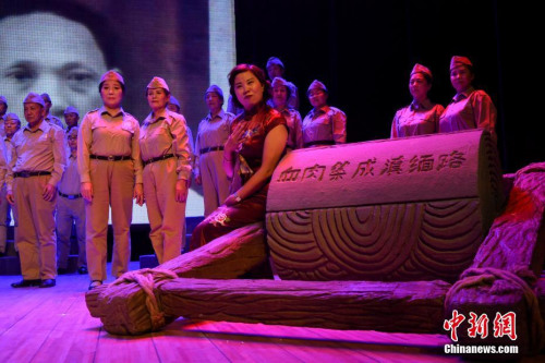 4月23日晚，情景組歌《南僑頌》在昆明上演。部分南僑機(jī)工后人登臺(tái)演繹先輩們回國抗戰(zhàn)的故事，冀以此讓更多人銘記南僑機(jī)工的歷史和精神。今年，是南僑機(jī)工回國抗戰(zhàn)80周年。<a target='_blank' >中新社</a>記者 任東 攝