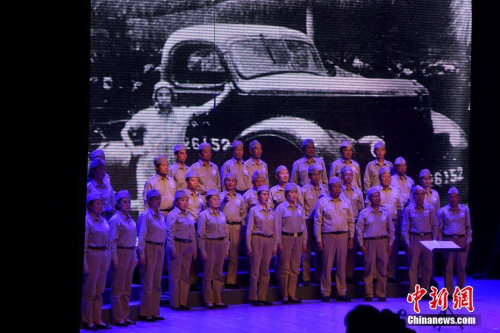 4月23日晚，情景組歌《南僑頌》在昆明上演。部分南僑機(jī)工后人登臺(tái)演繹先輩們回國抗戰(zhàn)的故事，冀以此讓更多人銘記南僑機(jī)工的歷史和精神。今年，是南僑機(jī)工回國抗戰(zhàn)80周年。<a target='_blank' >中新社</a>記者 任東 攝