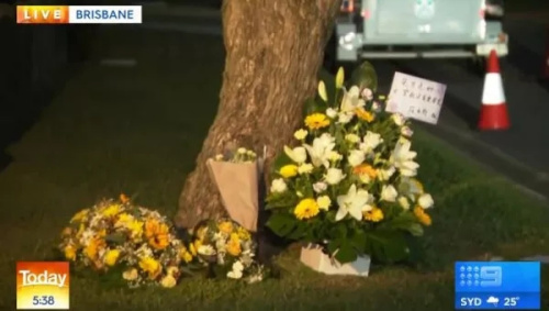 人們用花束寄托哀思。圖片來源：澳大利亞九號臺新聞