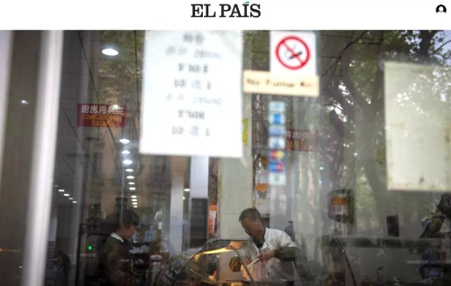 　圖為巴塞羅那某家中國餐館內(nèi)，一名中國師傅正在為顧客選肉。(圖片來源：《國家報(bào)》網(wǎng)站截圖)