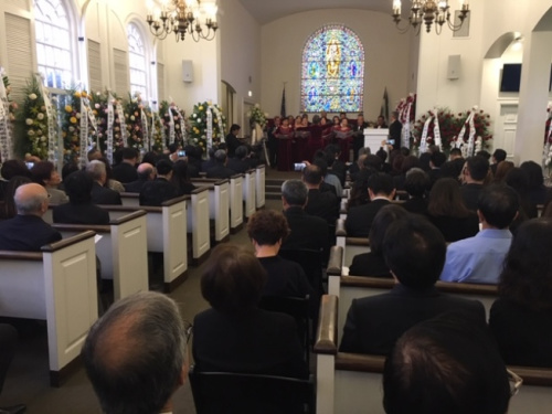 上百人為兩位老人送行。(美國《世界日?qǐng)?bào)》/楊青 攝)