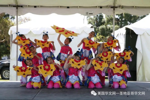 兩個舞臺上的各族裔歌舞表演 兩個舞臺上的各族裔歌舞表演