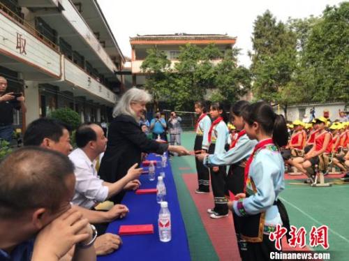 德國漢學家海佩春幫助貴州山區(qū)孩子。