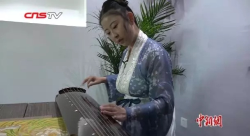 皇甫月驊穿漢服彈古琴。來(lái)源：中新視頻截圖