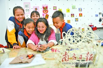 獅頭藝術(shù)工作坊的學(xué)生跟隨歐琦輝老師學(xué)習(xí)獅頭設(shè)計。 南方日報記者 戴嘉信 攝