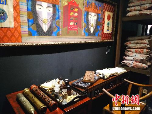 一個名為《我們血液里的金子(GOLD IN OUR VEINE)》的亞洲文化藝術(shù)展，正在位于馬尼拉的阿亞拉博物館展出。圖為展覽中的中國元素。高天胤(通訊員) 攝