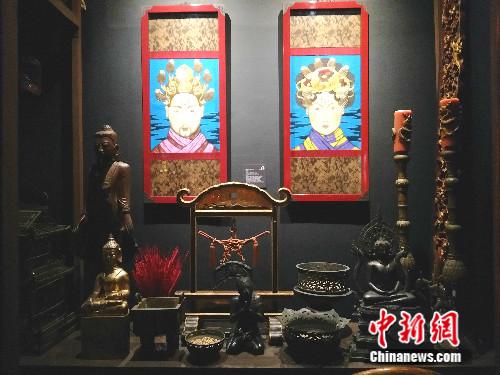 “我非常喜歡北京，喜歡后海，尤喜古董店?！痹?jīng)行走世界，踏訪亞洲各國的希金斯說：“在我的眼中，古老的也是時尚的；東西方文明始終相互吸引、對話、融合，不曾中斷?！备咛熵?通訊員) 攝