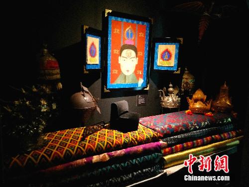 希金斯希望以這個展覽印證亞洲各國文明“你中有我，我中有你”，對話與融合是幾千來流淌在亞洲文明血液里的金子。 圖為展覽中體現(xiàn)亞洲各國文明元素的藝術(shù)品。高天胤(通訊員) 攝