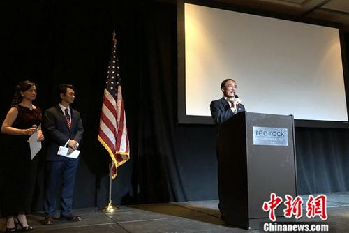 當地時間5月11日晚，中國駐舊金山總領事王東華(右)在論壇閉幕晚宴致辭。為期兩天的第四屆“中美二戰(zhàn)友誼暨飛虎隊歷史論壇”，當晚在美國內華達州拉斯維加斯落幕。<a target='_blank' >中新社</a>記者 張朔 攝