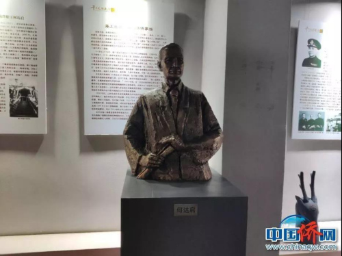 騎樓老街文化展示館何達(dá)啟塑像。 吳侃 攝