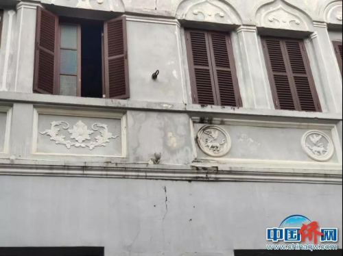 騎樓墻面上細(xì)致的雕刻。吳侃 攝