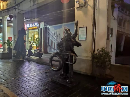 老街上的雕塑“下南洋”。吳侃 攝