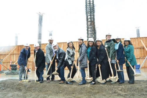 奧克蘭市長薛麗比（左五）、市議員勵琪（右一）和亞太環(huán)保網(wǎng)絡(luò)小區(qū)組織員何晶晶（中）參與可負擔住房動工儀式。（來源：美國《世界日報》/劉先進／攝）