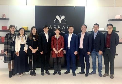 暨南大學(xué)專家學(xué)者參觀華商企業(yè)。(圖片來源：歐聯(lián)網(wǎng))