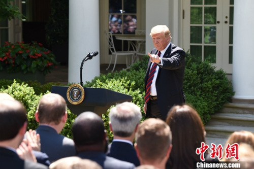 圖為特朗普在白宮玫瑰園發(fā)表講話。<a target='_blank' >中新社</a>記者 陳孟統(tǒng) 攝