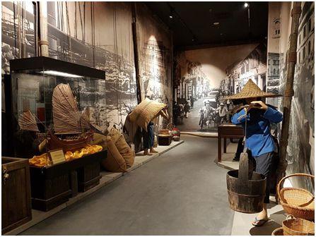 “飄洋過海，落戶他鄉(xiāng)”展區(qū)。清末時期，移民潮下南洋的時候，很多華人先輩從碼頭登陸，最初的工作也是在碼頭。（圖片來自華人博物館）