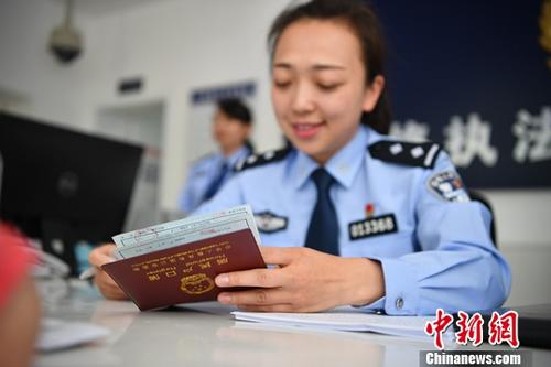 資料圖：工作人員辦理戶籍業(yè)務(wù)。<a target='_blank' >中新社</a>記者 劉冉陽 攝