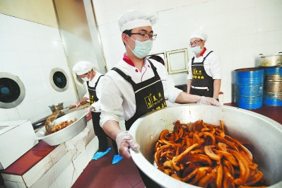 把肉條炸至金黃色且漂浮油面之上，方可起鍋，再盛于大盆放涼。