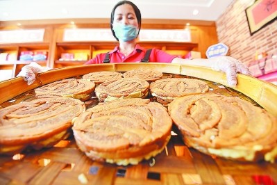 金黃香濃的“美瓊?cè)馄伞彼查g充斥著整個(gè)味蕾，吸引不少海外僑胞、臺(tái)胞及游人前往品嘗。