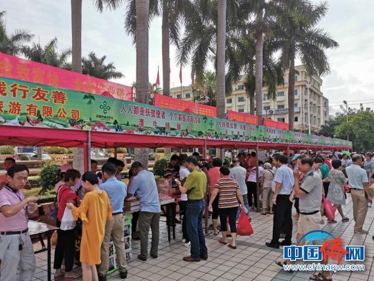 圖為集市活動(dòng)現(xiàn)場(chǎng)?！↑S良策　攝