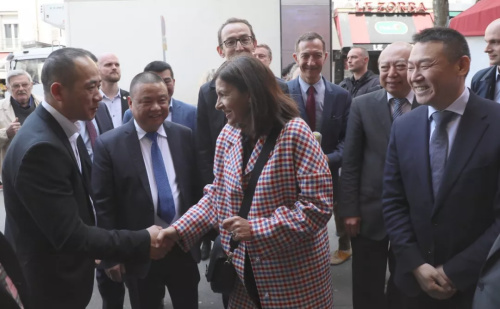 伊達(dá)爾戈與當(dāng)?shù)厝A商交流。