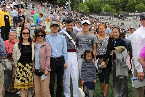 袁修遠(中)與家人共慶榮耀時刻。(來源：美國《世界日報》，記者張晨／攝影)