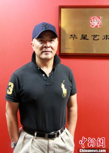 資料圖片：余俊武先生在華星藝術(shù)團(tuán)牌前。<a target='_blank' >中新社</a>記者 眭黎曦 攝