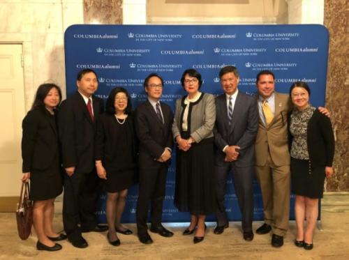 當(dāng)?shù)貢r間28日晚，紐約郡律師協(xié)會在曼哈頓下城舉辦晚會，紀(jì)念在1886年從哥倫比亞大學(xué)法學(xué)院畢業(yè)、首位獲得紐約州律師資格的華裔律師張康仁，并表彰Kathy Hirata Chin(右四)。(圖片來源：美國《世界日報》記者 顏嘉瑩 攝)